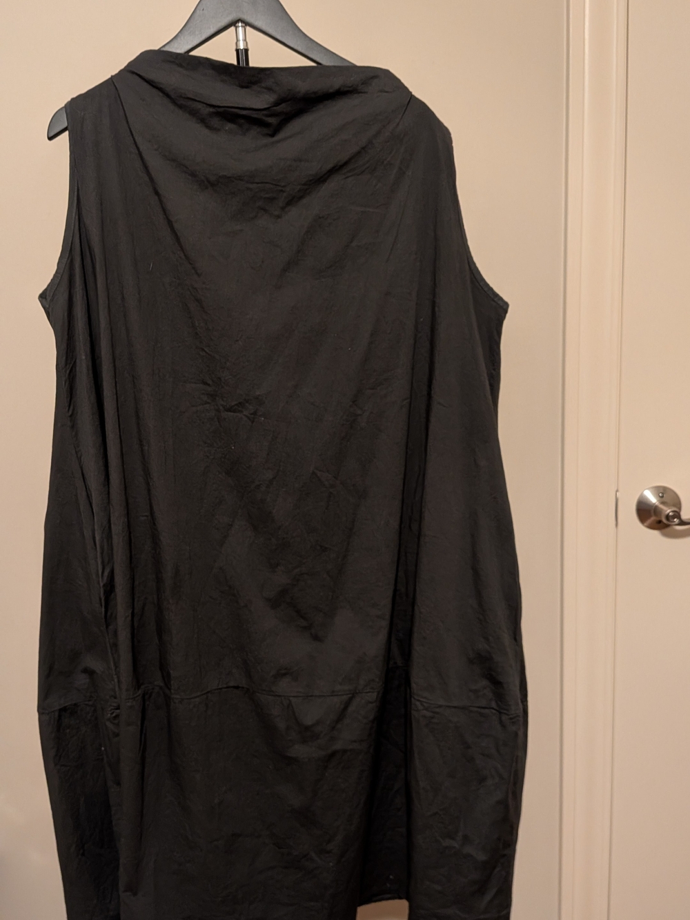 Chic Sleeveless Black Draped Tunic